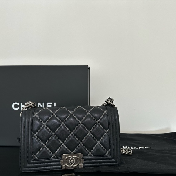 CHANEL Handbags - Chanel Medium Boy Bag
